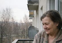 Žena je svakog dana šest godina hranila istog vranu na svom balkonu: ali jednog dana ptica jednostavno nije došla, a ubrzo je žena saznala strašnu istinu 😢😲 Žena je svakog dana šest godina hranila istog vranu na svom balkonu: ali jednog dana ptica jednostavno nije došla, a ubrzo je žena saznala strašnu istinu 😢😲 - featured image