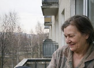 Žena je svakog dana šest godina hranila istog vranu na svom balkonu: ali jednog dana ptica jednostavno nije došla, a ubrzo je žena saznala strašnu istinu 😢😲 Žena je svakog dana šest godina hranila istog vranu na svom balkonu: ali jednog dana ptica jednostavno nije došla, a ubrzo je žena saznala strašnu istinu 😢😲 - featured image