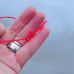 MNOGI NOSE CRVENI KONAC OKO RUKE, A NEMAJU POJMA ŠTA TO ZNAČI: Evo šta on simbolizuje MNOGI NOSE CRVENI KONAC OKO RUKE, A NEMAJU POJMA ŠTA TO ZNAČI: Evo šta on simbolizuje - featured image