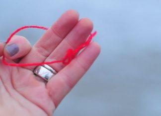 MNOGI NOSE CRVENI KONAC OKO RUKE, A NEMAJU POJMA ŠTA TO ZNAČI: Evo šta on simbolizuje MNOGI NOSE CRVENI KONAC OKO RUKE, A NEMAJU POJMA ŠTA TO ZNAČI: Evo šta on simbolizuje - featured image