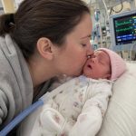Majka je došla u mrtvačnicu kako bi posljednji put vidjela svoju djevojčicu. Ali tijekom oproštaja primijetila je nešto nevjerojatno… Majka je došla u mrtvačnicu kako bi posljednji put vidjela svoju djevojčicu. Ali tijekom oproštaja primijetila je nešto nevjerojatno… - featured image