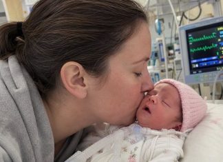 Majka je došla u mrtvačnicu kako bi posljednji put vidjela svoju djevojčicu. Ali tijekom oproštaja primijetila je nešto nevjerojatno… Majka je došla u mrtvačnicu kako bi posljednji put vidjela svoju djevojčicu. Ali tijekom oproštaja primijetila je nešto nevjerojatno… - featured image