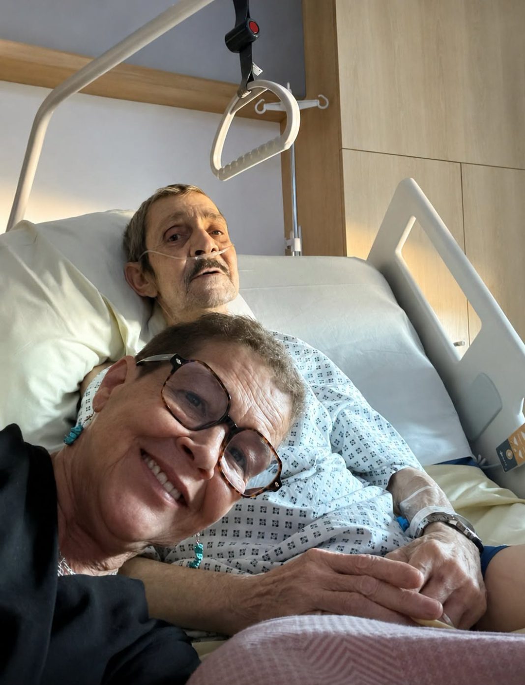 Moj 86-godišnji suprug zamolio me da se nasmiješim za našu posljednju fotografiju pokraj njegova bolničkog kreveta… Nisam razumjela zašto sve dok mi medicinska sestra nije predala ono što je potajno pripremio za mene… - featured image