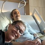Moj 86-godišnji suprug zamolio me da se nasmiješim za našu posljednju fotografiju pokraj njegova bolničkog kreveta… Nisam razumjela zašto sve dok mi medicinska sestra nije predala ono što je potajno pripremio za mene… Moj 86-godišnji suprug zamolio me da se nasmiješim za našu posljednju fotografiju pokraj njegova bolničkog kreveta… Nisam razumjela zašto sve dok mi medicinska sestra nije predala ono što je potajno pripremio za mene… - featured image