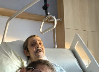 Moj 86-godišnji suprug zamolio me da se nasmiješim za našu posljednju fotografiju pokraj njegova bolničkog kreveta… Nisam razumjela zašto sve dok mi medicinska sestra nije predala ono što je potajno pripremio za mene… Moj 86-godišnji suprug zamolio me da se nasmiješim za našu posljednju fotografiju pokraj njegova bolničkog kreveta… Nisam razumjela zašto sve dok mi medicinska sestra nije predala ono što je potajno pripremio za mene… - featured image