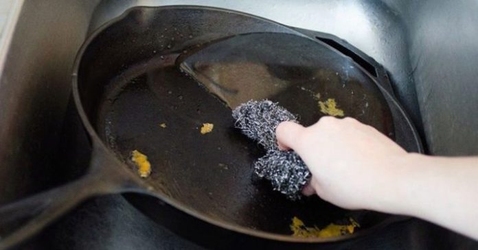 Kako produžiti vijek izgrebane tave: kuhinjska sol, malo ulja i pravi trenutak za zamjenu - featured image Kako produžiti vijek izgrebane tave: kuhinjska sol, malo ulja i pravi trenutak za zamjenu - featured image