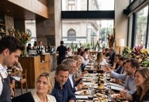 Ogromna obitelj mog muža uvijek je očekivala da ja platim večeru, a kad su ponovno naručili najskuplje stvari s jelovnika, odlučila sam ih naučiti lekciji koju neće zaboraviti. Ogromna obitelj mog muža uvijek je očekivala da ja platim večeru, a kad su ponovno naručili najskuplje stvari s jelovnika, odlučila sam ih naučiti lekciji koju neće zaboraviti. - featured image