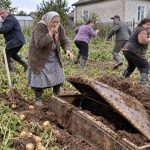 Osamdesetogodišnja baka kopala je krompir i iskopala kovčeg. Kada su ga otvorili, unutra su pronašli nešto što niko nije očekivao… 😲😲😲 Osamdesetogodišnja baka kopala je krompir i iskopala kovčeg. Kada su ga otvorili, unutra su pronašli nešto što niko nije očekivao… 😲😲😲 - featured image