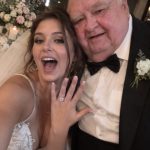 Udala sam se za muškarca 41 godinu starijeg zbog njegova bogatstva — Nakon njegova sprovoda, njegov odvjetnik dao mi je kutiju i rekao: „Pobrinuo se da dobiješ točno ono što zaslužuješ.”… Udala sam se za muškarca 41 godinu starijeg zbog njegova bogatstva — Nakon njegova sprovoda, njegov odvjetnik dao mi je kutiju i rekao: „Pobrinuo se da dobiješ točno ono što zaslužuješ.”… - featured image