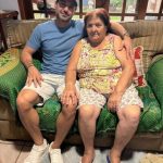 Moja 76-godišnja majka me je preklinjala da je ne ostavljam samu sa svojim 28-godišnjim sinom. Svake noći zaključavao je vrata njene spavaće sobe, a svakog jutra izgledala je sve prestravljenije. Ali kada sam postavila skrivenu kameru i videla šta joj donosi u sobu u tri sata ujutru, odmah sam pozvala policiju… Moja 76-godišnja majka me je preklinjala da je ne ostavljam samu sa svojim 28-godišnjim sinom. Svake noći zaključavao je vrata njene spavaće sobe, a svakog jutra izgledala je sve prestravljenije. Ali kada sam postavila skrivenu kameru i videla šta joj donosi u sobu u tri sata ujutru, odmah sam pozvala policiju… - featured image