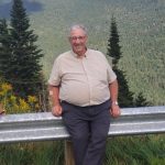 Kad mi se Parkinsonova bolest pogoršala, moja su djeca počela šaptati iza mojih leđa, uzela su mi ključeve od kuće i moje dokumente… A onda su me jednog jutra odvezla u planine i rekla mi da izađem Kad mi se Parkinsonova bolest pogoršala, moja su djeca počela šaptati iza mojih leđa, uzela su mi ključeve od kuće i moje dokumente… A onda su me jednog jutra odvezla u planine i rekla mi da izađem - featured image