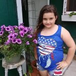 Godinama mi je suprug zabranjivao fotografirati našu 9-godišnju kćer. Jednog dana potajno sam objavila njezinu fotografiju na Facebooku. Dva sata poslije nazvala me nepoznata žena: „Odmah izbrišite tu fotografiju! Nemate pojma koga odgajate u svojoj kući!” Kad je moj suprug čuo njezino ime, pao je na koljena i briznuo u plač… Godinama mi je suprug zabranjivao fotografirati našu 9-godišnju kćer. Jednog dana potajno sam objavila njezinu fotografiju na Facebooku. Dva sata poslije nazvala me nepoznata žena: „Odmah izbrišite tu fotografiju! Nemate pojma koga odgajate u svojoj kući!” Kad je moj suprug čuo njezino ime, pao je na koljena i briznuo u plač… - featured image