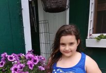Godinama mi je suprug zabranjivao fotografirati našu 9-godišnju kćer. Jednog dana potajno sam objavila njezinu fotografiju na Facebooku. Dva sata poslije nazvala me nepoznata žena: „Odmah izbrišite tu fotografiju! Nemate pojma koga odgajate u svojoj kući!” Kad je moj suprug čuo njezino ime, pao je na koljena i briznuo u plač… Godinama mi je suprug zabranjivao fotografirati našu 9-godišnju kćer. Jednog dana potajno sam objavila njezinu fotografiju na Facebooku. Dva sata poslije nazvala me nepoznata žena: „Odmah izbrišite tu fotografiju! Nemate pojma koga odgajate u svojoj kući!” Kad je moj suprug čuo njezino ime, pao je na koljena i briznuo u plač… - featured image