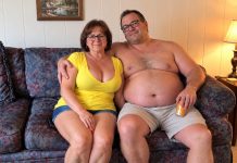 Sa 64 godine udala sam se za muškarca od 31 godine. Šest mjeseci kasnije primijetila sam da svake večeri potajno dodaje nešto u moje piće i inzistira da ga popijem do posljednje kapi. Jedne večeri odbila sam ga popiti i odnijela uzorak u laboratorij. Kad je liječnik vidio rezultate, problijedio je, odmah zatvorio vrata i upitao me: „GOSPOĐO, ZNA LI VAŠ SUPRUG DA STE OVDJE?“… Sa 64 godine udala sam se za muškarca od 31 godine. Šest mjeseci kasnije primijetila sam da svake večeri potajno dodaje nešto u moje piće i inzistira da ga popijem do posljednje kapi. Jedne večeri odbila sam ga popiti i odnijela uzorak u laboratorij. Kad je liječnik vidio rezultate, problijedio je, odmah zatvorio vrata i upitao me: „GOSPOĐO, ZNA LI VAŠ SUPRUG DA STE OVDJE?“… - featured image