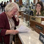 Imam šezdeset i pet godina. Razvedena sam već pet godina. Kad me bivši suprug napustio, dao mi je bankovnu karticu i rekao da će mi pomoći da se neko vrijeme snađem. Nisam je nikada koristila. Pet godina kasnije, kad sam napokon otišla u banku podići novac… cijelo mi je tijelo utrnulo. Imam šezdeset i pet godina. Razvedena sam već pet godina. Kad me bivši suprug napustio, dao mi je bankovnu karticu i rekao da će mi pomoći da se neko vrijeme snađem. Nisam je nikada koristila. Pet godina kasnije, kad sam napokon otišla u banku podići novac… cijelo mi je tijelo utrnulo. - featured image